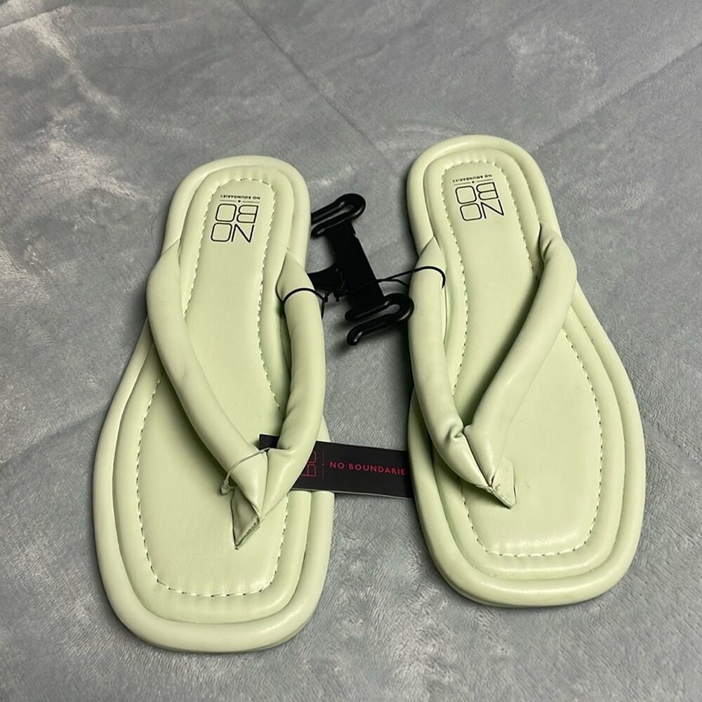 NWOT No Boundaries Flip Flop Sandals Size 8